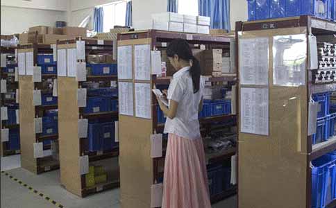 美女低著頭在干嘛？原來是在統計零件庫存啊