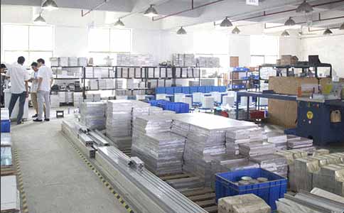 通發激光的工程師們偶爾也會離開他們的機器，大家一起研究機器